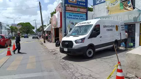 Hombre pierde la vida afuera de una farmacia en la Avenida Canek