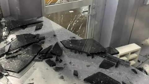 Ayotzinapa destrozos caseta 1