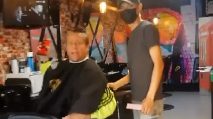 Insultan a Alfredo Adame en una peluquería y explota, otra vez