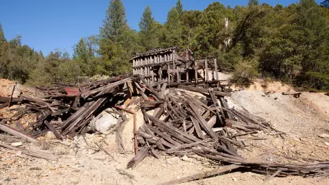 una imagen del sitio totalmente abandonado que logr&oacute; ser un antiguo vestigio de la fiebre del oro