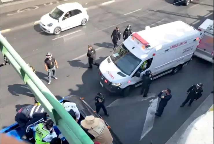 Policías rescatan a mujer que intentó colgarse del poste del Trolebús