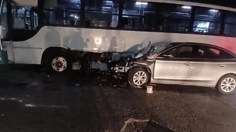 Trágico accidente entre autobús y auto particular la noche de HOY en Cancún, deja una personas lesionada
