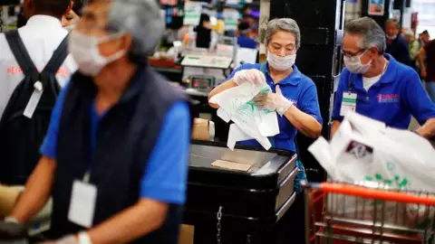 Empacadores de la tercera edad podrán volver a trabajar bajo estas recomendaciones