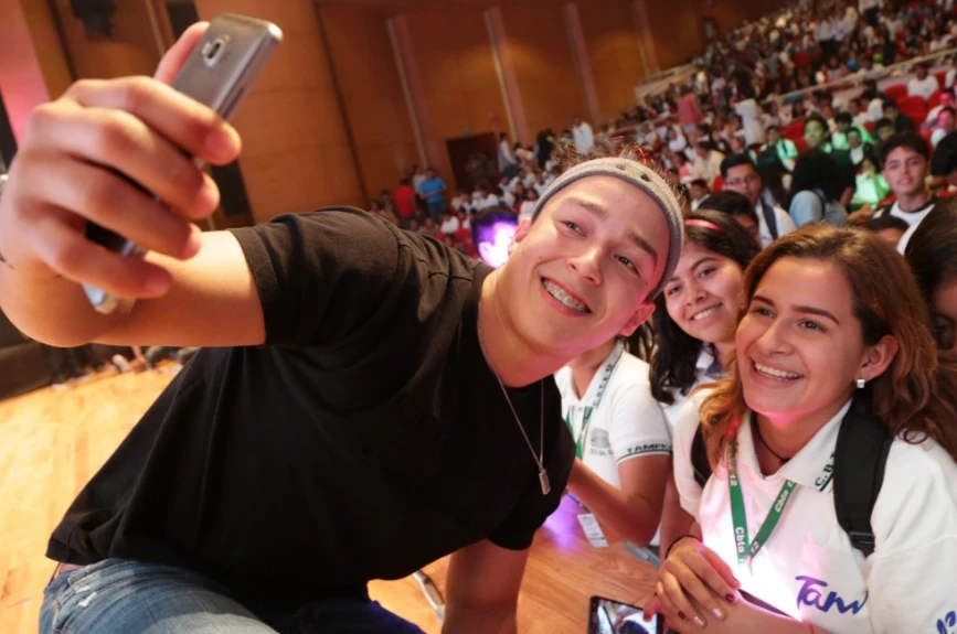 Ernesto Cázares conviviendo con los jóvenes