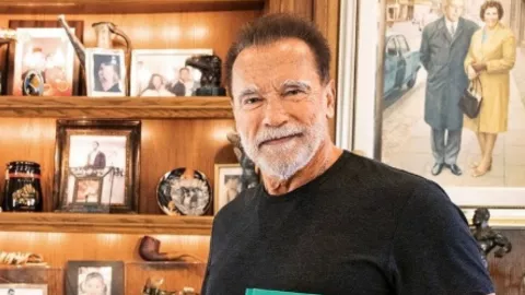 Arnold Schwarzenegger sorprende al lucir como Santa Claus