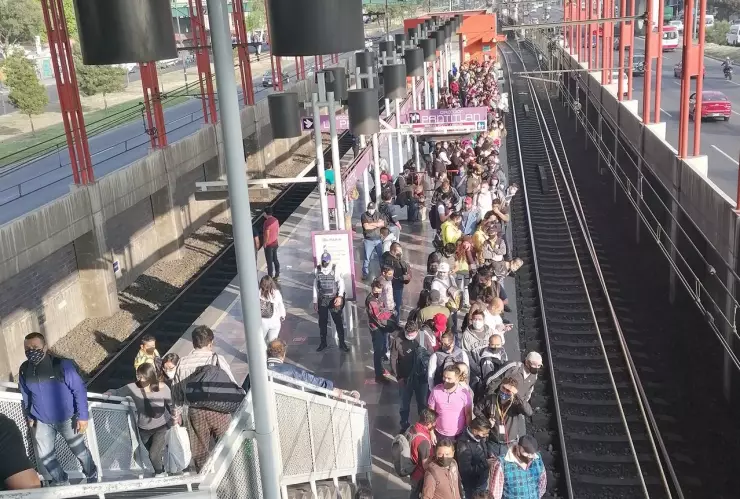 personas esperando el tren del Metro CDMX.jpg