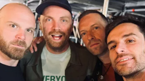 VIDEO: Mexicano cumple sueño de tocar con Coldplay en Monterrey.