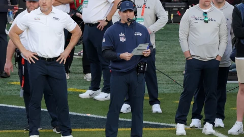 El coach de los Seattle Seahawks, Mike Macdonald, fue bañado con Gatorade color amarillo