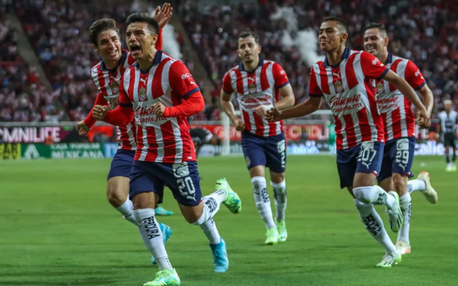 Jugadores de Chivas celebran un gol