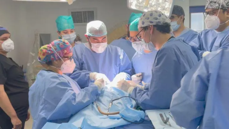 ¡Un éxito! Médicos corrigen una malformación neonatal de cráneo en una bebé prematura