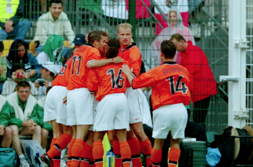 Holanda tenía una generación dorada liderada por Dennis Bergkamp y Van der Sar.