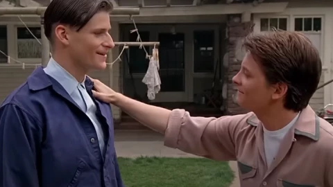 Crispin Glover como George McFly en Volver al Futuro