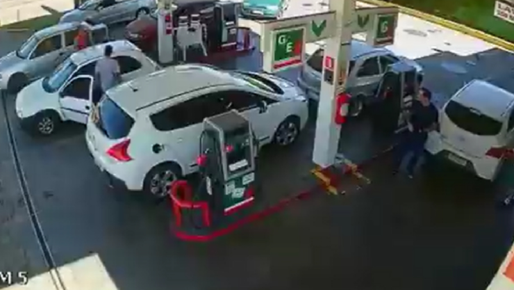 Enfureció y prendió fuego en una gasolinera