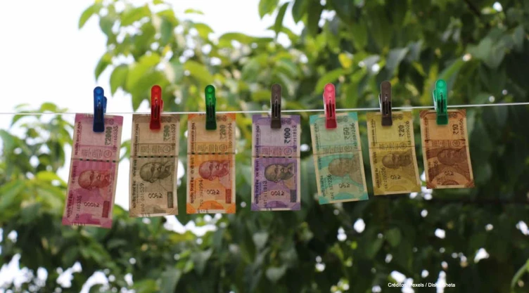 hombre desinfecta dinero covid-19.jpg