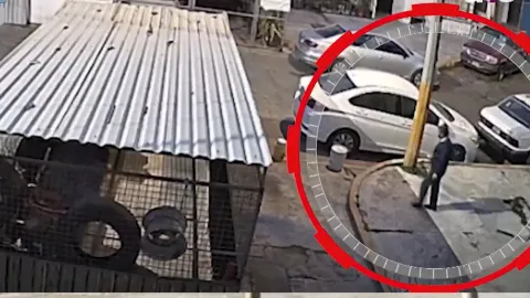 VIDEO: Captan a mujer arrojando ácido a vehículos en calles del Infonavit Amalucan; generó indignación vecinal