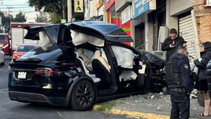 IMPACTANTE Mujer MUERE tras choque de dos autos Tesla en Estados Unidos.png