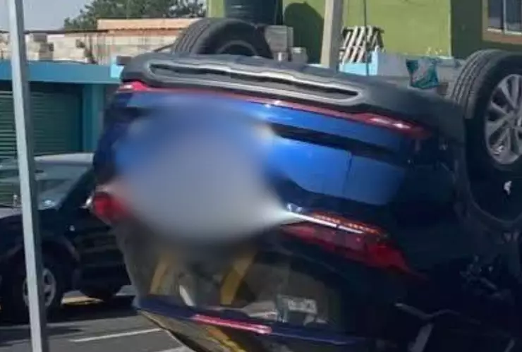 Auto volcó cerca de la iglesia de Acatepec en San Andrés Cholula hoy; conductor fue hospitalizado