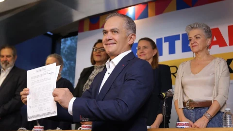 El exjefe de Gobierno de la Ciudad de México, Miguel Ángel Mancera, se registró para competir por la candidatura del Frente Amplio por México.