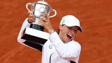 Iga Swiatek alza la Copa en Roland Garros