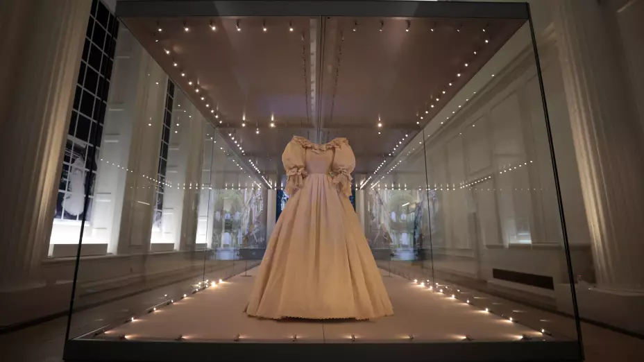 En Londres exhiben vestido de Lady Di.