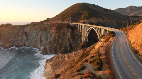 una vista del Bixby Bridge en un precioso atardecer.
