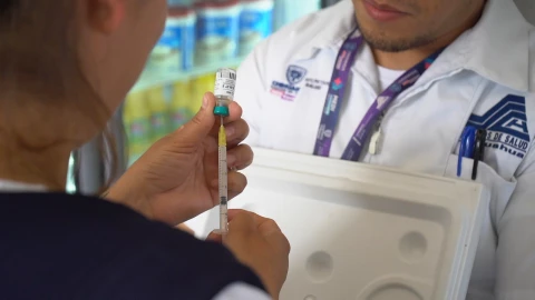 Personal de salud prepara una dosis de la vacuna contra el sarampión en un centro de salud de Chihuahua, como parte de la campaña de vacunación ante el brote en la entidad.