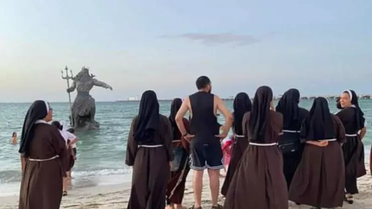 ¡No lo quieren! Yucatecos se organizan para “destruir” la estatua de Poseidón en Progreso | VIDEO VIRAL
