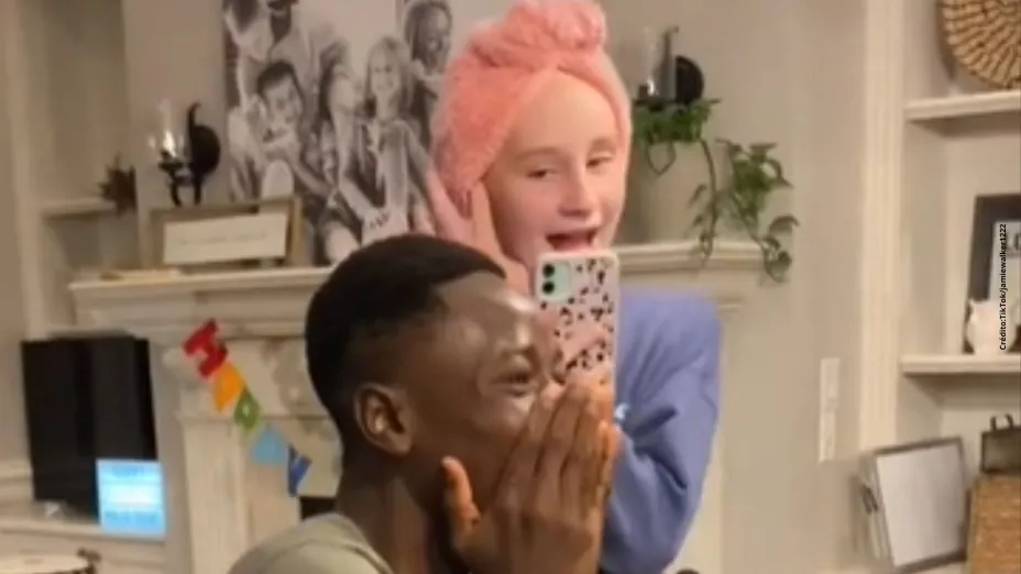 Joven adoptada recibe pastel