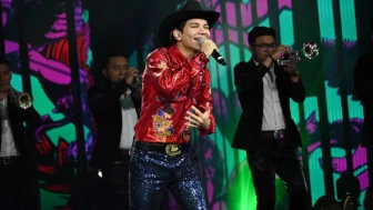 Mientras tanto, Lola Cortés destacó la plenitud y el avance que ha notado en Brandon, animándolo a seguir persiguiendo su sueño con la misma pasión. En contraste, Arturo López Gavito comentó que no vio una mejora significativa en comparación con su actuación anterior, sugiriendo que la elección de la canción podría haber influido en el resultado. Sin embargo, antes de su presentación, Brandon recibió una emotiva sorpresa: La Academia había cambiado la vida de su familia, un gesto que le llenó de gratitud.