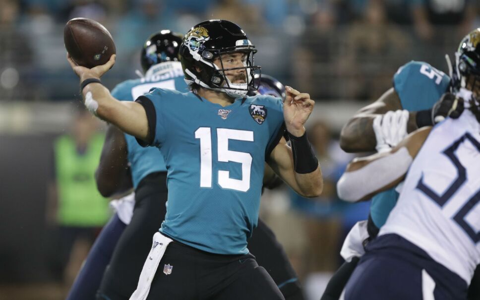 Gardner Minshew, quarterback de los Jaguars de Jacksonville, lanza un pase en el encuentro ante los Titans de Tennessee, el jueves 19 de septiembre de 2019. Imagen: AP