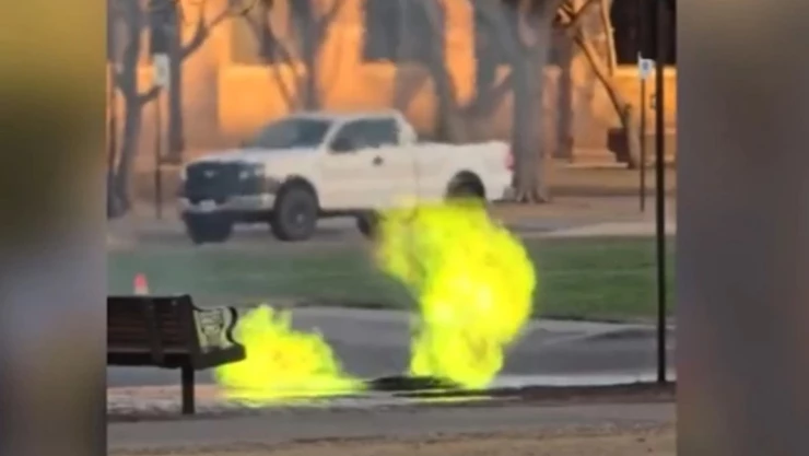 Captan llamas verdes saliendo de una alcantarilla