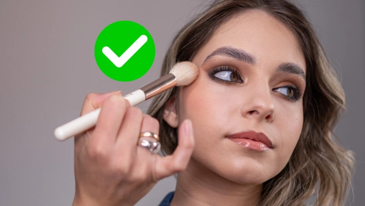 Cómo maquillar los ojos caídos y pequeños con sombra nude mate para unificar la piel