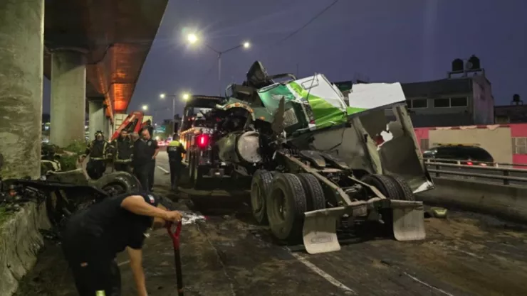Tragedia en CDMX: Muere chofer de tráiler tras chocar contra pilar del Metro en Av. Oceanía