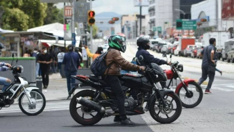 ¿Cuál es la multa por no usar casco al ir en motocicleta en CDMX?