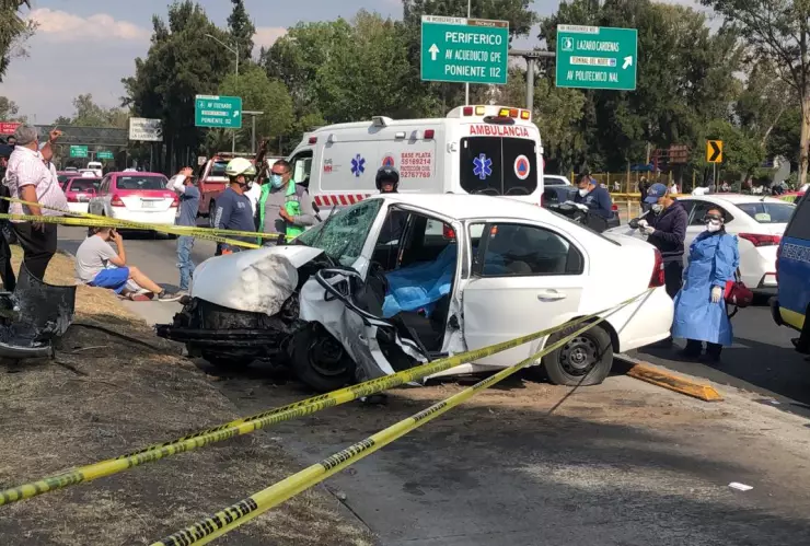 Una mujer de 69 años que viajaba como copiloto de un taxi, perdió la vida después de que la unidad en la que viajaba se impactara contra un árbol en la avenida Insurgentes Norte a la altura de La Raza.