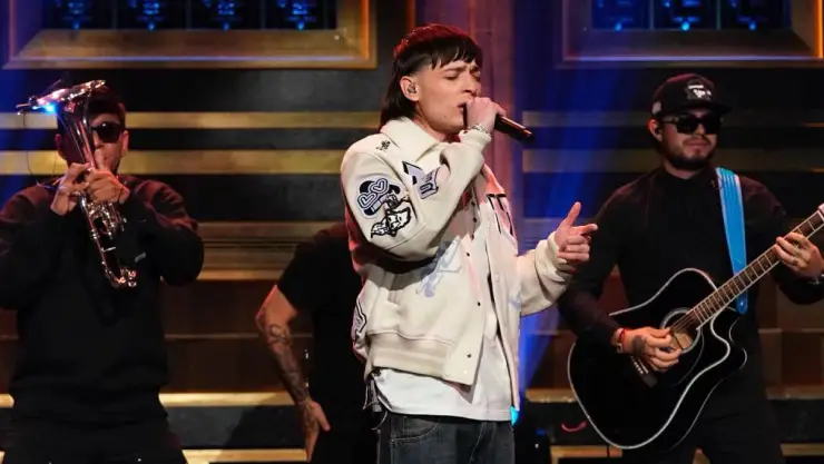 peso pluma tendra que pagar para poder cantar ella baila sola