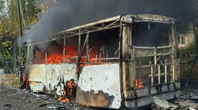 Hallan-al-menos-30-personas-sin-vida-dentro-de-autobuses-y-suspenden-el-transporte-público.webp