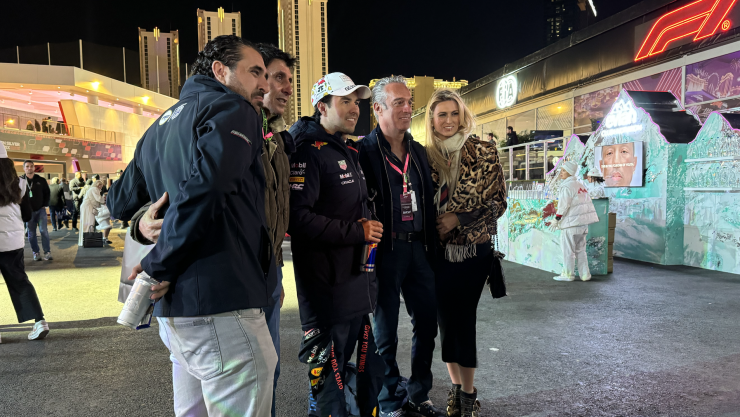 Checo Pérez, Carlos Slim Domit, y amigos, se toman una foto en Las Vegas.jpg
