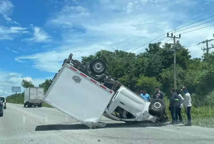 AHORA_ Volcadura de camión en carretera Cancún- Puerto Morelos; esto se sabe