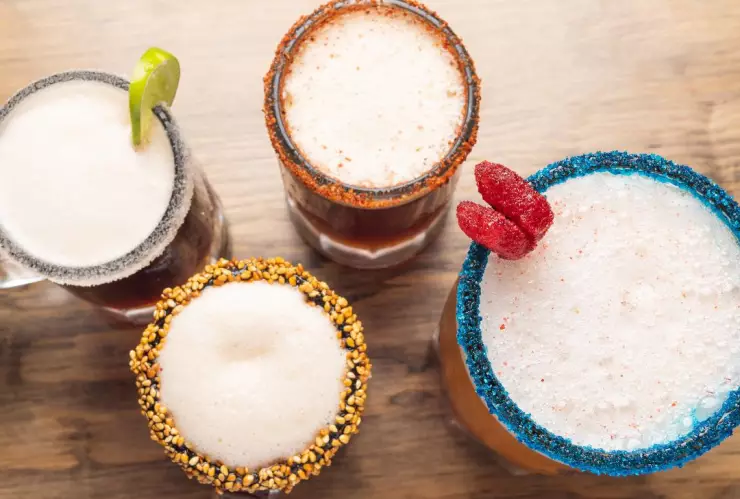 Micheladas preparadas en la Feria del Mezcal y Cerveza en CDMX