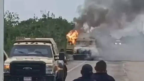 Se incendia camioneta de valores en carretera a Mahahual
