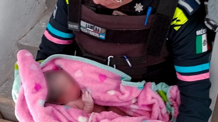 Policías municipales ayudan a mujer en labor de parto en la colonia Lomas de San Valentín, Puebla
