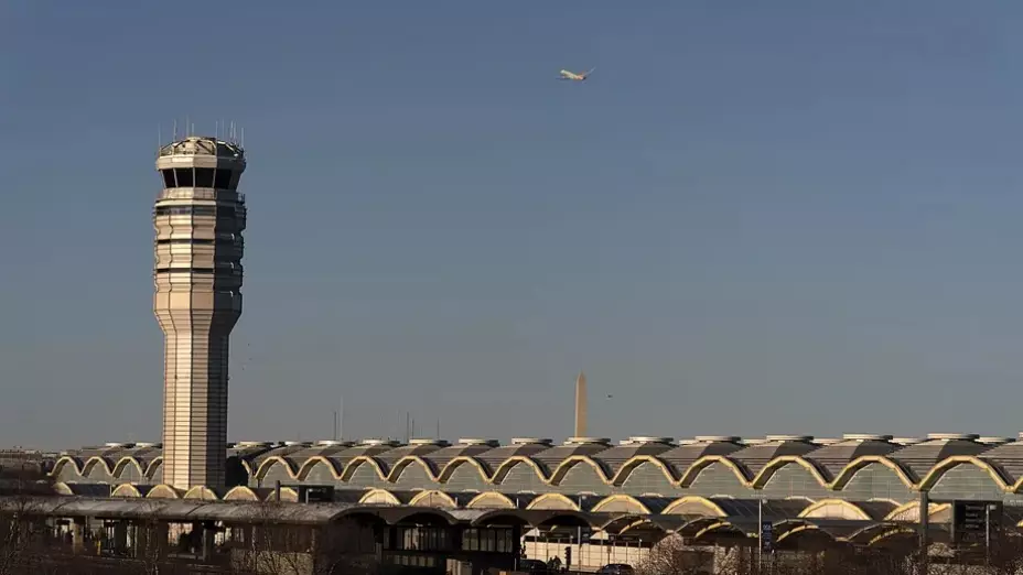 Evitan colisión de aviones en EU