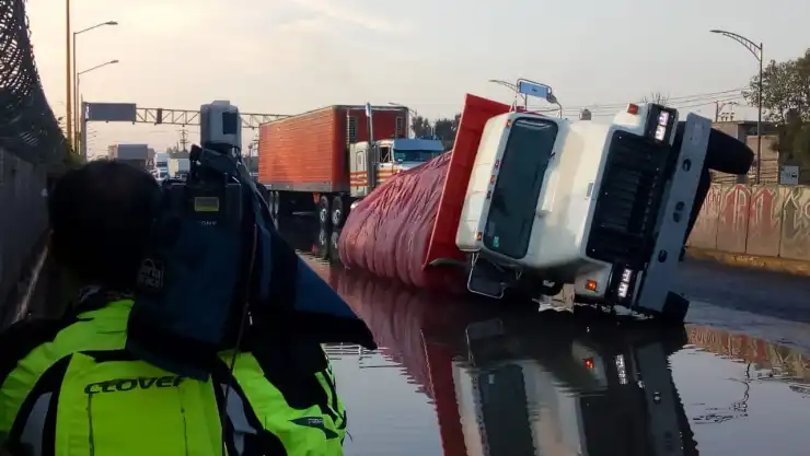 camion cargado con yeso volcado