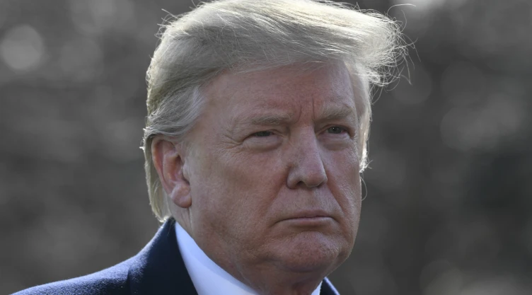 En esta fotografía de 28 de marzo de 2019, el presidente Donald Trump conversa con reporteros antes de abordar el helicóptero Marine One en el Jardín Sur de la Casa Blanca en Washington para dirigirse a la Base Andrews de la Fuerza Aérea en Maryl