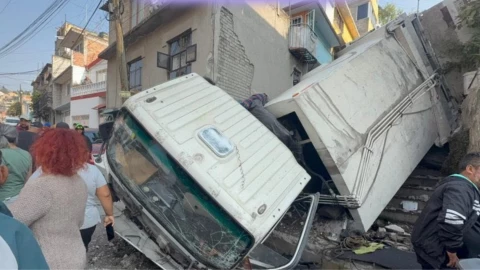 Camión de basura se queda sin frenos y choca contra casas en Naucalpan; reportan heridos.