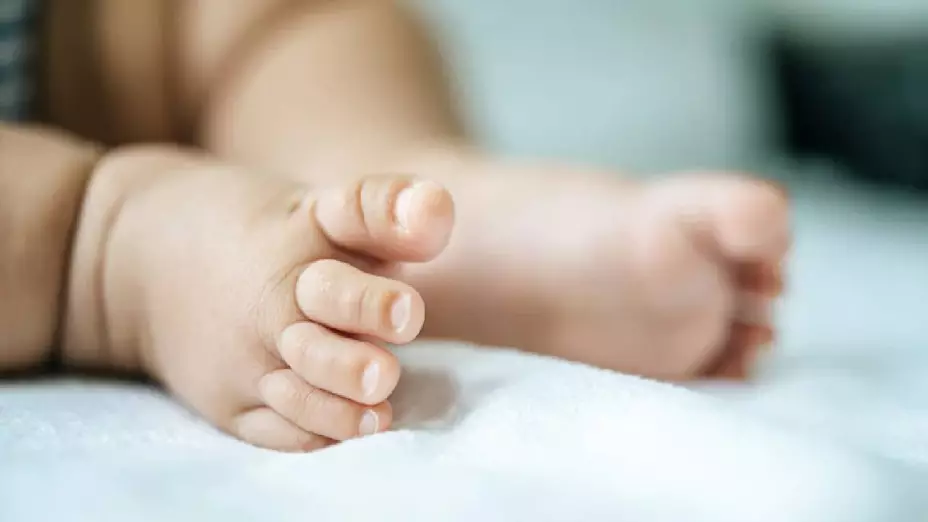 Bebé murió dentro de un auto mientras sus papás estaban en el motel