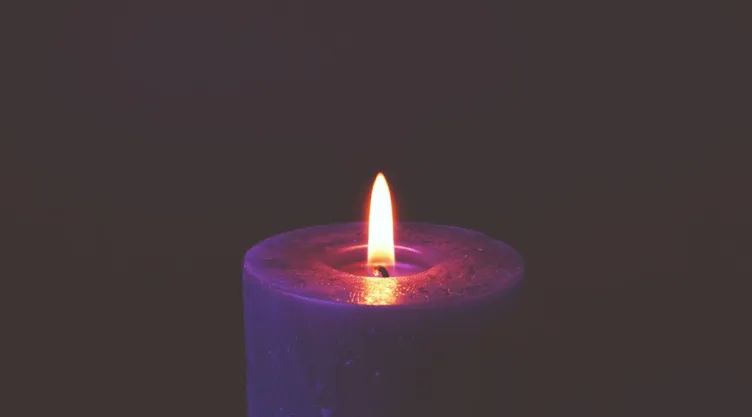 El poderoso significado de encender una vela morada
