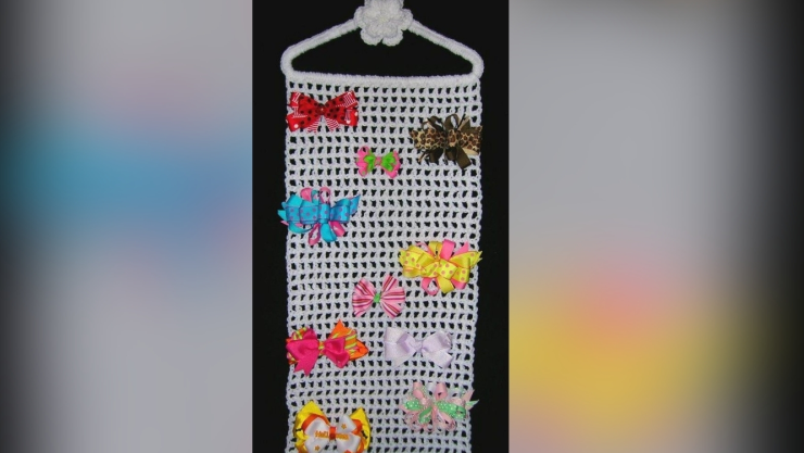 Cómo tejer un exhibidor de moños y diademas a crochet para colgar en la pared de la recámara de tu hija