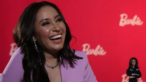 Katya Echazarreta sonriedo con el fondo de Barbie